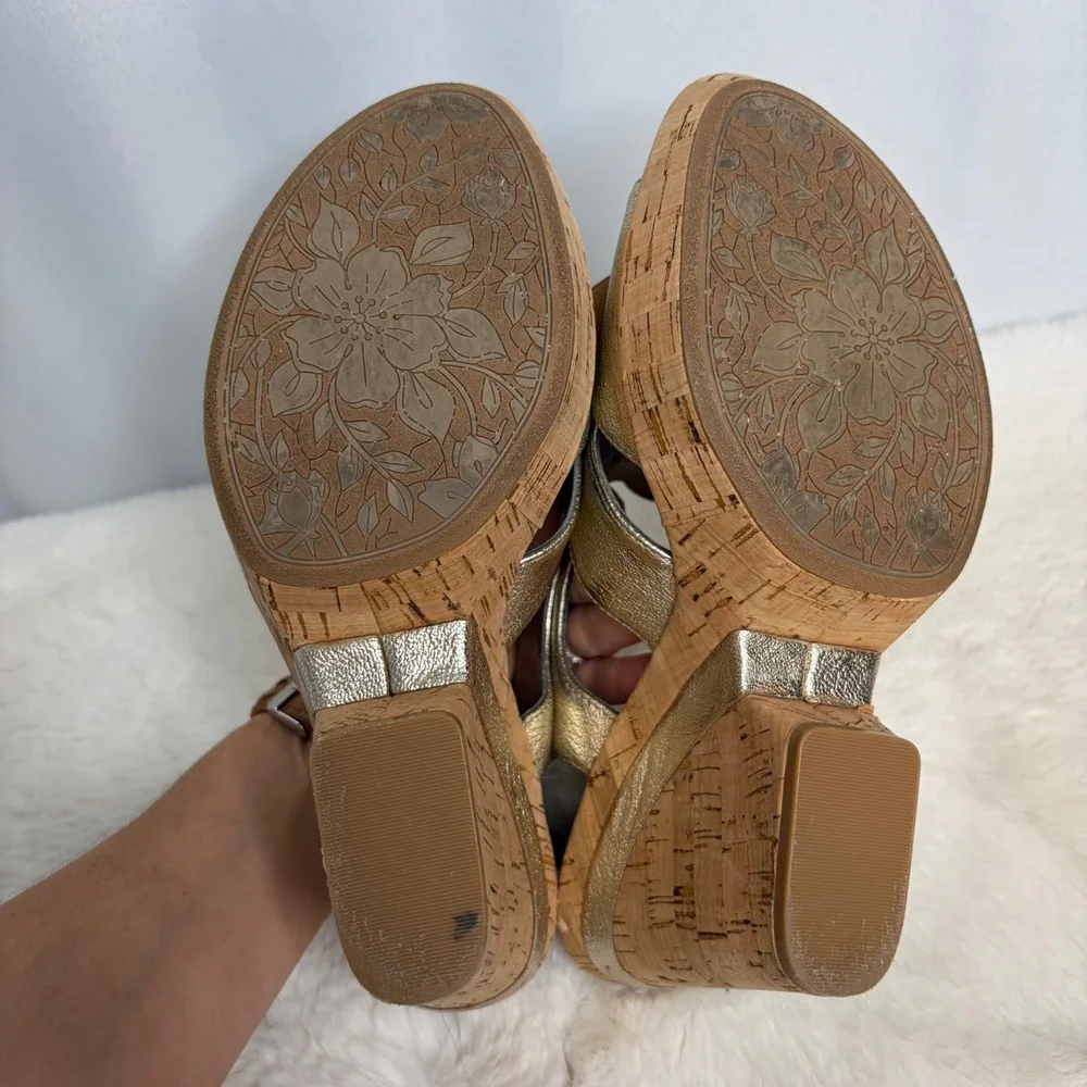Sofft Womens Gold Metallic Leather Floral Cork Wedge Sandals 9.5M 1256495 CBHK11